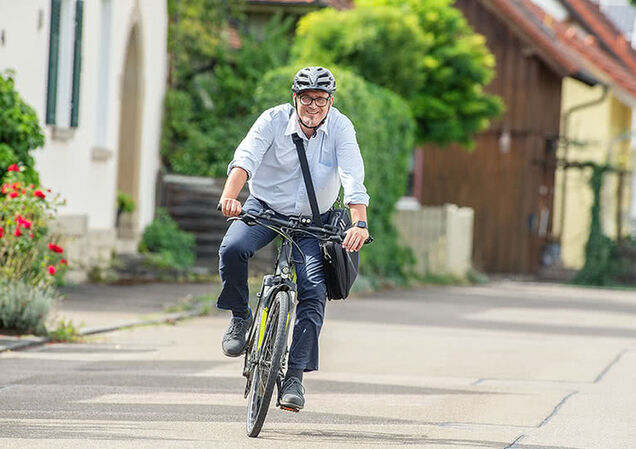Unsere Mitarbeiter profitieren von einer E-Bike-Leasing-Option. Statt mit dem Auto kommen sie daher jetzt vermehrt mit dem Fahrrad ins Unternehmen.
