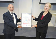 Congratulations go to our customer, DKF Kloz from Fellbach, which has proven that mid-sized companies can contribute towards environmental protection. For their efforts, Managing Director Cengiz Öztok was awarded a certificate by Thekla Walker, Minister for the Environment in Baden-Württemberg, at the KEFFIZIENZGIPFEL event. We at Keller Lufttechnik are proud to have contributed to their success by planning and installing an energy-efficient extraction system that enables clean air to be recirculated into the plant.