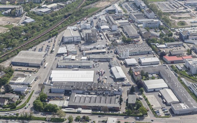 Henkel ist der größte Klebstoffproduzent der Welt. Das Henkel-Werk in Heidelberg ist einer der Produktionsstandorte – spezialisiert auf Klebstoffe für die Automobilindustrie.