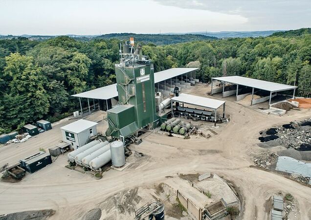 Das Straßenbauunternehmen Waggershauser stellt aus Bitumen und Gesteinskörnungen bis zu 200 Tonnen gebrauchsfertigen, heißen Asphalt in der Stunde her.