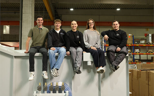Die Ausbildung bei KELLER verbindet fundierte fachliche Qualifikation mit gemeinsamen Projekten der Auszubildenden: So engagieren sich jeden Monat jeweils zwei von ihnen im Malteser Sonnencafé, wo sie mit Seniorinnen und Senioren sprechen, spielen und basteln.