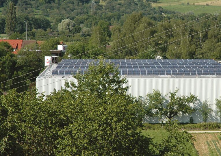 Our own PV-electricity: We generate almost 600,000 kilowatt hours of electricity ourselves annually with the solar panel systems on our factory roofs. This corresponds to more than 50 percent of our consumption.